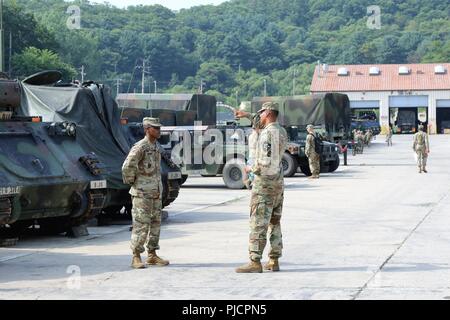 CAMP CASEY, Republik Korea - Sgt. Maj. Hassan T. Carter, Queens, New York, native und 6 Battalion, 37th Field Artillery Operationen Sergeant Major bietet Anleitung ein Soldat am 6-37 th Field Artillery Battalion Elektromotor-pool während der Ausführung des Befehls Wartung Juli 23. Carter glaubt an die Zeit seiner täglichen Routine Soldaten zu motivieren. Stockfoto