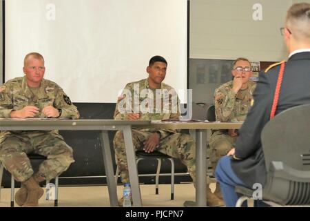 CAMP CASEY, Republik Korea - Sgt. Maj. Hassan T. Carter, Queens, New York, native, und 6 Battalion, 37th Field Artillery Operationen Sergeant Major leitet eine Promotion Board für die in Frage kommenden Soldaten Juli 23. Carter erinnert an seinen Mentor, Staff Sgt. Randall L. Lewis, ich unzählige Stunden Proben für den Vorstand, seine Uniform und Paket zusammen. Er Werte als Führer in ihre Soldaten die Vorbereitung für den nächsten Schritt in Ihrer Karriere investieren. Stockfoto