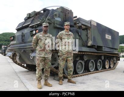 CAMP CASEY, Republik Korea - Sgt. Maj. Hassan T. Carter, Queens, New York, native und 6 Bataillon,-37 th Field Artillery Operationen Sergeant Major (rechts), den Verlust seiner ersten Mentor erinnert, Staff Sgt. Randall L. Lewis vor zwei Jahrzehnten mit 6-37 th FA Bn. Command Sgt. Maj. Freddie Thompson IV, Eingeborener von Panama City, Florida am 6-37 th FA Bn. Elektromotor-pool Juli 7. Stockfoto