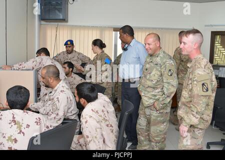 AL AWIR MILITÄRISCHEN CITY, Vereinigte Arabische Emirate - Soldaten mit 155 gepanzerte Brigade Combat Team (Mississippi Army National Guard), Task Force spartanisch und die Vereinigten Arabischen Emirate Land Kraft Komponente bespricht Aktionen während des Eisernen Union 7 Übung Juli 9, 2018. Die Ausübung brachte US-und Emiratische Soldaten Koordination und Kommunikation zu verbessern. Stockfoto