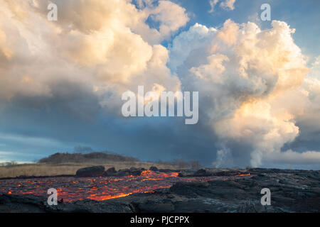 Lava ausbrechenden aus Spalte 8 des Kilauea Vulkans durch Kapoho, Hawaii fliesst, als glühende Fluss der heissen Lava. Schimmernde Hitzewellen verfälschen die Sicht. Stockfoto