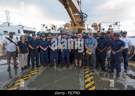 Die Crew der Coast Guard Cutter Maria Bray steht mit Mitgliedern aus Es Denken, Spülbecken, Reef (TISIRI), der Stadt Jacksonville und Mandarin High School nach der Rückkehr aus der Bereitstellung von Reef Balls und alte Navigation Anker offshore, Juli 18, 2018, an der Coast Guard Station Mayport. Die Maria Bray Crew, die in der Bereitstellung von Reef Balls von Mandarin High School Studenten bauten unterstützt. Stockfoto