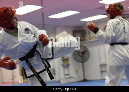 1. Klasse Lydia Delmonico, einem IT-Spezialisten zu den 180 Fighter Wing, Ohio Air National Guard zugeordnet, Züge für die Internationale Taekwondo Federation World Championships von Sparring gegen einen Mitspieler an den Großen Seen Global Taekwondo in Sylvania, Ohio, Juli 11,2018. Die ITF Weltmeisterschaften vom 31. Juli bis 5. August in Buenos Aires, Argentinien, und verfügt über 28 anderen Nationen. Stockfoto