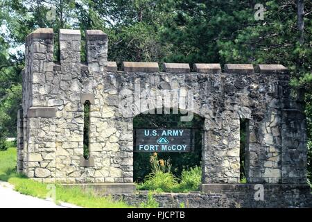 A GATE-Feld von der Works Progress Administration in 1941 an der Post in der Nähe des Gehäuses dargestellt ist der Juli 12, 2018, am Fort McCoy, Wis von 1935-1941, der Works Progress Administration leistete einen erheblichen Beitrag zu den Bemühungen der Verteidigung der Nation und am Fort McCoy waren ein Teil vieler Projekte, einschließlich der Gebäude, dieses Tor". Stockfoto