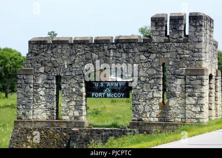 A GATE-Feld von der Works Progress Administration in 1941 an der Post in der Nähe des Gehäuses dargestellt ist der Juli 12, 2018, am Fort McCoy, Wis von 1935-1941, der Works Progress Administration leistete einen erheblichen Beitrag zu den Bemühungen der Verteidigung der Nation und am Fort McCoy waren ein Teil vieler Projekte, einschließlich der Gebäude, dieses Tor". Stockfoto