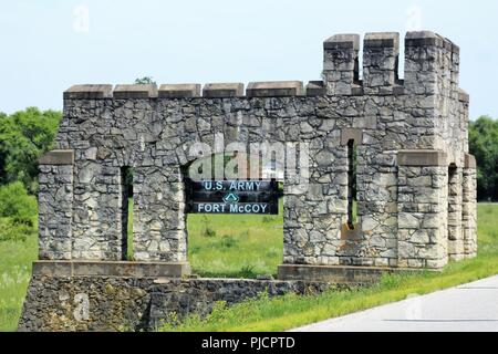 A GATE-Feld von der Works Progress Administration in 1941 an der Post in der Nähe des Gehäuses dargestellt ist der Juli 12, 2018, am Fort McCoy, Wis von 1935-1941, der Works Progress Administration leistete einen erheblichen Beitrag zu den Bemühungen der Verteidigung der Nation und am Fort McCoy waren ein Teil vieler Projekte, einschließlich der Gebäude, dieses Tor". Stockfoto