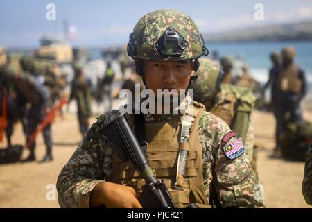 POHAKULOA TRAINING AREA (12. Juli 2018) eine Malaysische Marine erwartet Aufträge nach der Auslagerung aus einem Landing Craft, mechanisierten Während der Pacific Rim (Rimpac) Übung an Pohakuloa Training Area, California, 12. Juli 2018 für die Royal Australian Navy landing helicopter Dock Shop HMAS Adelaide (L01). RIMPAC bietet hochwertige Ausbildung für Task-organisiert, leistungsfähigen Marine Air-Ground Task Force und erhöht die kritische Reaktion auf Krisen Fähigkeit der US-Marines im Pazifik. 25 Nationen, 46 Schiffe, 5 U-Boote, über 200 Flugzeuge und 25.000 Angestellte beteiligen sich an R Stockfoto