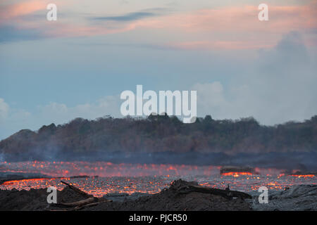 Lava ausbrechenden aus Spalte 8 des Kilauea Vulkans durch Kapoho, Hawaii fliesst, als glühende Fluss der heissen Lava. Schimmernde Hitzewellen verfälschen die Sicht. Stockfoto