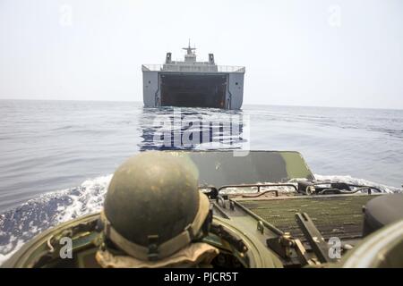 Pazifik (23 Juli 2018) US Marine Lance Cpl. Alex Rojo, eine Crew Chief mit Combat Assault Company, 3. Marine Regiment vorbereiten an Bord der Philippinischen Marine Landing Platform Dock BRP Davao del Sur (LD602) Rampe während der Pacific Rim (Rimpac) Übung vor der Küste von Hawaii Juli 23, 2018 zu beginnen. RIMPAC bietet hochwertige Ausbildung für Task-organisiert, leistungsfähigen Marine Air-Ground Task Force und erhöht die kritische Reaktion auf Krisen Fähigkeit der US-Marines im Pazifik. 25 Nationen, 46 Schiffe, 5 U-Boote, über 200 Flugzeuge und 25.000 Angestellte beteiligen sich i Stockfoto