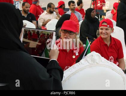 KUWAIT CITY, Kuwait - Maj. Amanda Harrah, 28 Infanterie Division/Task Force Spartan stellvertretender Civil Affairs Officer, wird von einem Vertreter der kuwaitischen Special Olympics Organisation Juli 19, 2018 als Sgt interviewt. Samantha Kutcher, mit Charlie Company, schaut an. Harrah und Kutcher wurden mit einer Gruppe von Sitz und die Hauptverwaltung Bataillon Soldaten, die die kuwaitischen Ereignis, das Teil eines weltweiten Feier der Special Olympics 50. Jahrestag besucht war. Stockfoto