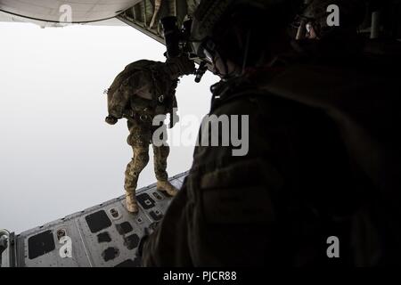 Pararescuemen auf der 82nd Expeditionary Rescue Squadron zugeordnet die Vorbereitung auf die Rückseite eines US Marine Corps KC-130J Ausgang während einer Höhenlage, niedrige Öffnung Ausbildung springen in Dschibuti, 19. Juli 2018. Der 82nd ERQS ist die Ausbildung mit dem besonderen Zweck Marine Air-Ground Task Force-Crisis Response-Africa, als Teil der gemeinsamen Linien der Aufwand für Personal Aufschwung in den USA Afrika Befehlsbereich der Verantwortung. Stockfoto