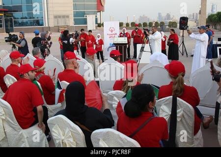 KUWAIT CITY, Kuwait - Mehr als ein Dutzend Soldaten mit Sitz und Hauptverwaltung Bataillon, 28 Infanterie Division/Task Force spartanisch, auf einer Veranstaltung in Kuwait Towers zum 50-jährigen Jubiläum der Special Olympics zu markieren. Die kuwaitischen Fall zeichnete eine Masse von Anwohnern und Special Olympics Personal und war Teil eines weltweiten Feier statt Juli 19, 2018. Stockfoto