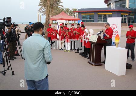 KUWAIT CITY, Kuwait - US-Botschafter in Kuwait Lawrence Silverman (Podium) war einer von mehreren Würdenträger zur Hand Tribut an Special Olympics am 50. Jahrestag der Organisation zu zahlen. Silverman sprach über die Geschichte der Organisation und ihre Bedeutung jetzt bei einer Feier in den Kuwait Towers Juli 19, 2018. Stockfoto