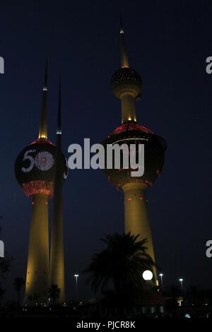 KUWAIT CITY, Kuwait - Beleuchtung Anzeige an Kuwait Towers zu Ehren des 50. Jahrestags der Special Olympics vom 19. Juli 2018. Eine Feier in Kuwait City war eine von vielen solcher Veranstaltungen rund um die Welt. Stockfoto