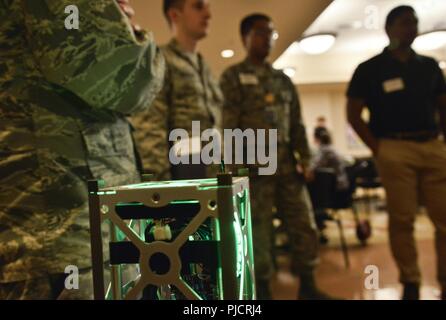 Flieger von der 70th Intelligence, Surveillance, Reconnaissance Flügel zu hören, wie der CubeSat ändern können und wie Sie mit der Cyber Space Operation werden durch cyber Herausforderungen Juli 24, 2018 am College Park, Maryland. Dies war der erste Gipfel, die zusammen mehr als 100 Piloten aus über dem Flügel eine Kultur der Innovation zu schaffen. Stockfoto