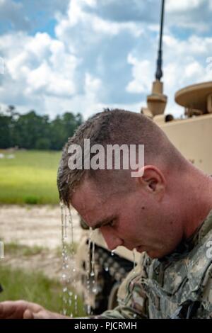 Assistant Richtschütze Pfc. Terry Tompakou von B Co, 6 Squadron, 8th Cavalry Regiment, 2. gepanzerte Brigade Combat Team, nachdem er Hunderte von Runden mit einem Gewicht von 10-35 kg auf schießwesen Tabellen IV, V und VI in Fort Stewart, Ga, 24. Juli. Der Mörtel platoons Mission ist in der Nähe und unmittelbare Indirektes Feuer Unterstützung für bataillonen und Unternehmen zur Verfügung zu stellen. Stockfoto