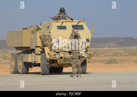 MUWAFFAQ SALTI AIR BASE, Jordanien - Soldaten mit der US-Armee Alpha Batterie, 1.Bataillon, 14 Field Artillery Regiment und der jordanischen Armee 29 Royal HIMARS Bataillon für ein High Mobility Artillery Rocket System (HIMARS) live - Feuer Vorbereiten während des bi-laterale Lion Flight Training übung am 23. Juli 2018. Stockfoto