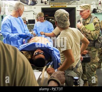 Us-Armee Soldaten zu Buchen 228th Combat Support Hospital zugewiesen, basierend aus San Antonio, Texas, für die medizinische Versorgung für eine simulierte Patienten in einem abgetrennten Anzug während der globalen Medic CSTX 91-18-01, am Fort Hunter Liggett, Kalifornien, 21. Juli 2018. CSTX 91-18-01 ist ein Kampf Support Training übung, die sicherstellt, dass America's Army Reserve Einheiten und Soldaten ausgebildet sind und bereit, auf kurze bereitstellen - Bekanntmachung und fähig, Bekämpfung bereit, und tödlichen Fähigkeiten zur Unterstützung der Armee und unsere gemeinsamen Partner überall in der Welt. Stockfoto