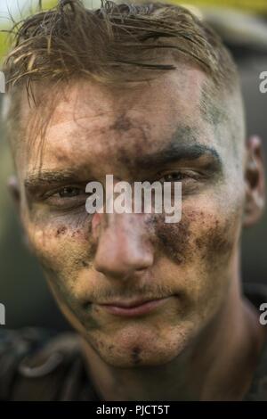 Us Marine Cpl. Robert Kaufman, eine Bekämpfung der Ingenieur mit Brücke, 6 Techniker, 4. Marine Logistik Gruppe, stellt sich für ein Portrait nach dem Einrichten einer Vorwärts-Befehl und Kontrolle, die sie während River Assault 2018 am Fort Chaffee, Arche, 15. Juli 2018. River Assault 2018 ist ein drei Wochen gemeinsamen Service Training übung mit Marines vom 7. und 6. ESB arbeiten neben verschiedenen U.S. Army Reserve Einheiten eine kontinuierliche span Brücke über den Arkansas River zu errichten. Stockfoto