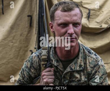 Us Marine Lance Cpl. James Gribble, eine Bekämpfung der Ingenieur mit Brücke, 7 Techniker, 1. Marine Logistik Gruppe, zieht ein Seil unterstützt eine 30-Mann Zelt bei der Befehl vorwärts und Control Center während der Fluss Angriff 2018 am Fort Chaffee, Arche, 15. Juli 2018. River Assault 2018 ist ein drei Wochen gemeinsamen Service Training übung mit Marines vom 7. und 6. ESB arbeiten neben verschiedenen U.S. Army Reserve Einheiten eine kontinuierliche span Brücke über den Arkansas River zu errichten. Stockfoto