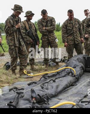 Us Marine mit Brücke, 6 Techniker, 4. Marine Logistics Group, lernen Sie, wie Sie es aus der Verpackung, und konstruieren Sie eine Bekämpfung Gummi Streifzüge Fertigkeit als Rettungsboot am Fort Chaffee, Arche, 16. Juli 2018 verwendet werden. Marines mit 6. und 7. ESB die Gelegenheit hatte, Kreuz - Zug mit einander lernen verschiedene Combat engineer Fähigkeiten während der Fluss Angriff 2018. Stockfoto