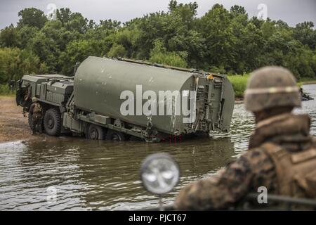 Us-Marines mit Brücke, 7 Techniker, 1. Marine Logistics Group, verwenden Sie eine Logistik System des Fahrzeugs Ersatz lkw-Brücke Buchten in der Arkansas River am Fort Chaffee, Arche, 18. Juli 2018 fallen. Höhepunkt am Ende des Flusses Angriff 2018 war eine 45-Bay kontinuierliche span Brücke über den Arkansas River. Stockfoto