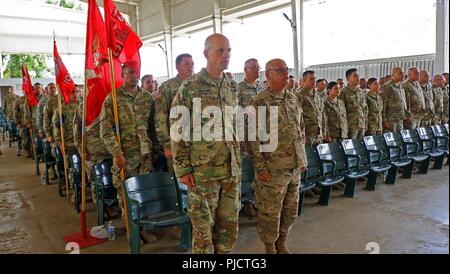 Die 101 Truppe den Befehl, 130 Engineer Battalion feierte eine Änderung des Befehls Zeremonie und einer Preisverleihung im Camp Santiago, Salinas, Puerto Rico, Juli 21. Während der Befehl Zeremonie, Oberstleutnant Kevin S. Crawford seine Position als der 130 Bataillonskommandeur zu großen Edil Velázquez, wurde der stellvertretende Bataillonskommandeur als Ergebnis dieser Teil der Veranstaltung abgegeben. Beide Zeremonien fand im Theater sind Einrichtungen, in denen alle rot 130 guidons hoch während der Veranstaltung stand. Die Preisverleihung wurde der Citizen-Soldiers aus dem Bataillon, die als p arbeitete gewidmet Stockfoto