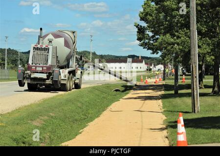 Die Auftragnehmer mit der Arbeit an einem neuen Bürgersteig Juli 24, 2018, auf der cantonment Bereich am Fort McCoy, Wis Fort McCoy das Direktorat für öffentliche Arbeiten früher im Jahr koordiniert für den Bürgersteig Arbeit zwischen 1100 und 1400 Blöcke auf dem cantonment Bereich abgeschlossen werden. Allcon Bau von Milwaukee beendet die Arbeit. Stockfoto