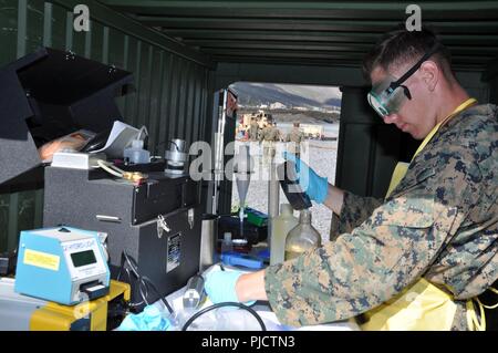 Marine Corps Lance Cpl. David Keeton führt Laborversuche auf Kraftstoff, um sicherzustellen, dass Sie die militärischen Spezifikationen. Die Marines sind mit dem Prototyp Expeditionary Mobile Kraftstoff Additization während der Rand der Pazifischen übung, Juli 9-20. Stockfoto