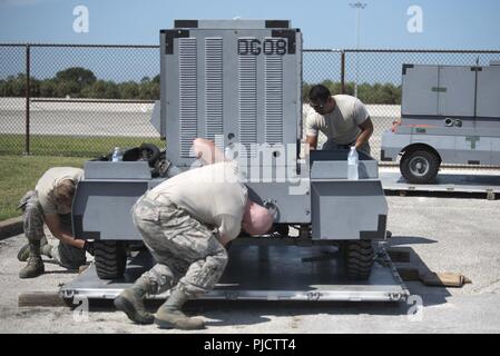 Us Air Force Piloten zu den 6 Logistik Bereitschaft Geschwader zugewiesen eine Palette während einer Cargo Deployment Funktion bei der MacDill Air Force Base, Fla., 3. Juli 2018 sichern. Die Gesamtkraft zwischen der 6. und der 927Th Air Mobility Wing Air Refuelling Flügel bietet die Möglichkeit, Bereitstellungen auf der ganzen Welt ausführen. Stockfoto