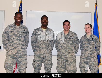 Von links, US Air Force Airman 1st Class Marlowe Crawford, 81st Range Control Squadron Interface Control Techniker, Senior Airman Alton Preston und Senior Airman Mason Renberg, 81St RCS Leben Techniker, und Staff Sgt. Maria Snyder, 81St RCS Waffen Direktor, Lächeln für ein gruppenfoto an der Tyndall Air Force Base, Florida, 9. Juli 2018. Die Flieger von Oberst Lance A. Wilkins geprägt waren, 53 Waffen Bewertung Gruppenkommandant, für ihre wingmanship. Die Flieger dargestellt geholfen, einen anderen Flieger Leben erhalten - Pflege nach Komplikationen von einem chirurgischen Eingriff entstanden ihre Weisheitszähne zu entfernen. Stockfoto