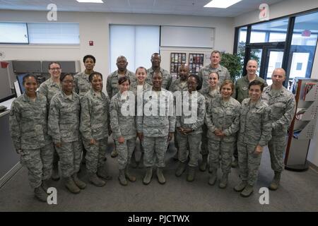 Finden Bürger Flieger mit den 413 Force Support Flug nehmen ein Gruppenfoto mit Command Chief Master Sgt. Ericka Kelly, Air Force Reserve Command, 14. Juli 2018, bei Robins Air Force Base, Ga. Kelly besucht die Einheit einige der Leistungsträger des Fluges zu erkennen und erfahren Sie mehr über das, was Sie in die Sendung bringen. Stockfoto