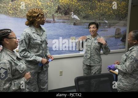 Command Chief Master Sgt. Ericka Kelly, zweiter von rechts, Air Force Reserve Command, spricht zu finden Bürger Flieger mit den 413 Aeromedical Staging Squadron Juli 14, 2018, bei Robins Air Force Base, Ga. Kelly die Einheit besucht Flieger zu treffen und ein besseres Verständnis für ihre Sendung erhalten. Stockfoto