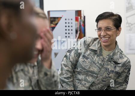 Command Chief Master Sgt. Ericka Kelly, Air Force Reserve Command, Adressen Älterer Flieger Bree Watson und Master Sgt. Anita Atkinson, sowohl mit den 413 Force Support Flug, 14. Juli 2018, bei Robins Air Force Base, Ga. Kelly präsentiert Watson und Atkinson mit Münzen und erkannte sie für ihre engagierte Arbeit an der Einheit. Stockfoto