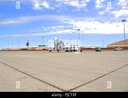 Eine Crew bereitet ein RQ-4 Global Hawk für den Flug vom 6. Juli 2018 in Grand Forks, North Dakota. Die Spannweite eines RQ-4 Global Hawk Flugzeug ist 130,9 m. Stockfoto