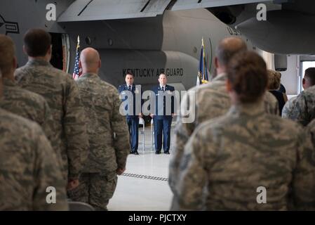 Maj. Jerry Zollman (links), der Kommandant der 123 Maintenance Squadron, und Chief Master Sgt. Chris Burgin, Betriebsleiter der 123 Instandhaltungsgruppe, stand als Burgin retirement Zitat wird an einer Zeremonie an der Kentucky Air National Guard Base in Louisville, Ky., am 14. Juli 2018. Burgin war der erste Chief Master Sergeant ausgewählt, um die neu erstellte Betriebsleiter Position für den 123 Instandhaltungsgruppe zu füllen. Stockfoto