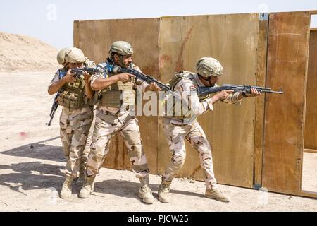 Irakische Soldaten, mit 59Th Brigade, Durchführung Gebäude Abstand Bohrer während urban Operations Training mit Task Group Taji Trainer im Camp Taji, Irak, 24. Juli 2018. Durch beschleunigte Erfolge gegen ISIS im Jahr 2017 aktiviert, Koalition Unterstützung für unsere Partner entwickelt, wie wir unsere Partner bei der Bereitstellung von Sicherheit, die Stabilisierung unterstützen. Stockfoto