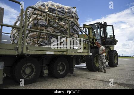 Staff Sgt. Mauricio Castaneda, 23 d Logistik Bereitschaft Squadron assistant NCO, der Air Terminal operations, führt Älterer Flieger Megan Morgan, 23 d Logistik Bereitschaft Squadron air terminal Operator, 5. Juli 2018, bei Moody Air Force Base, Ga die Flieger ca. 68.000 lbs Fracht geladen für die 75Th Fighter Squadron (FS). Das 75-FS und unterstützende Einheiten seit Kurzem zu einem geheimen Ort im Südwesten Asien zur Unterstützung der Operation Spartan Schild. Stockfoto