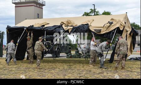 Mitglieder der 123 die Kentucky der Air National Guard Contingency Response Group richten Sie ein Zelt übung Betrieb Huron Donner am Alpena Combat Readiness Training Center in Alpena, Michigan, 22. Juli 2018 zu unterstützen. Der 123 CRG arbeitete in Verbindung mit der US Army 690th Schnelle Öffnung ein Element eine gemeinsame Aufgabe Force-Port Öffnung während der Übung zu betreiben. Ziel des JTF-PO ist eine komplette Luft Logistikdrehscheibe und Verteilung Netzwerk aufzubauen. Stockfoto