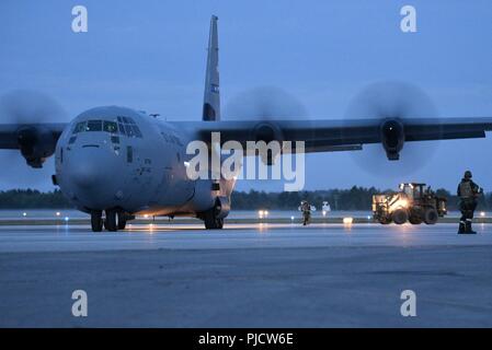 Mitglieder der 123 die Kentucky der Air National Guard Contingency Response Group Direct eine Hercules C-130 während des Betriebs Huron Donner am Alpena Combat Readiness Training Center in Alpena, Michigan, 23. Juli 2018. Der 123 CRG arbeitete in Verbindung mit der US Army 690th Schnelle Öffnung ein Element eine gemeinsame Aufgabe Force-Port Öffnung während der Übung zu betreiben. Ziel des JTF-PO ist eine komplette Luft Logistikdrehscheibe und Verteilung Netzwerk aufzubauen. Stockfoto