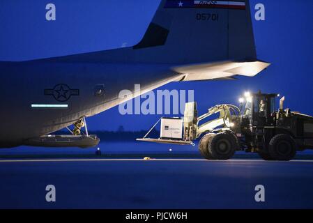 Mitglieder der Kentucky der Air National Guard 123 Contingency Response Group Verhalten cargo Off-load Operationen mit der C-130 Hercules im Betrieb Huron Donner am Alpena Combat Readiness Training Center in Alpena, Michigan, 23. Juli 2018. Der 123 CRG arbeitete in Verbindung mit der US Army 690th Schnelle Öffnung ein Element eine gemeinsame Aufgabe Force-Port Öffnung während der Übung zu betreiben. Ziel des JTF-PO ist eine komplette Luft Logistikdrehscheibe und Verteilung Netzwerk aufzubauen. Stockfoto