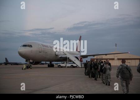 Flieger von Barksdale Air Force Base, La., 7. Juli 2018 Abreise nach einem kontinuierlichen Bomber Präsenz Bereitstellung Unterstützung der Indo-Befehl unterstützt. Flieger regelmäßig rund um den Globus zur Unterstützung der nationalen Verteidigung bereitstellen. Stockfoto