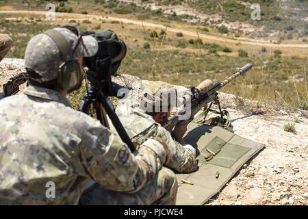 Eine italienische Sniper Team zur 4. Alpini Regiment zugeordnet engagieren Ziele aus einer erhöhten Position am 10. Juli 2018 während der Internationalen spezielle Training Center Wüste Sniper Kurs an Chinchilla Training Area, Spanien. Der zweiwöchige Kurs ist für ausgebildete Scharfschützen Teams die notwendigen Fähigkeiten in einer Wüste Umgebung zu operieren zu unterrichten. Stockfoto