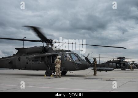 LIELVARDE AIR BASE, Lettland (9. Juli 2018) UH-60 Blackhawks mit Task Force Comanche in Vorbereitung auf ihre erste Mission in Lettland zu starten. Aus Hubschraubern und Crew von 4 der US Army Combat Aviation Brigade, TF Comanche Norden stationiert ist in Lettland als Teil der Operation "Atlantic lösen. Von Lielvarde Air Base, Sie unterstützen Gastland Übungen sowie der NATO erweiterte Vorwärts Präsenz Battlegroup. Stockfoto