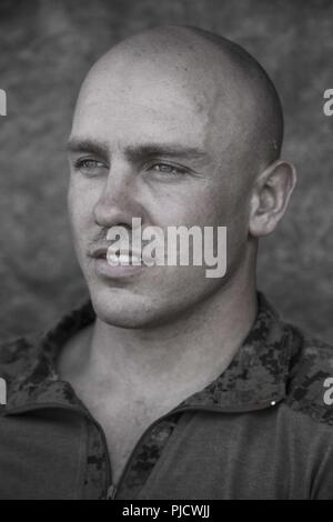 OAHU - US Marine Lance Cpl. Wyatt Volger, motorman mit Waffen Firma, Bataillon Landung Team 3/1, 13 Marine Expeditionary Unit (MEU), posiert für ein Foto, während sustainment Training Übung vom 20. Juli 2018. Dieses Training erlaubt die Marinesoldaten und Matrosen zu Fähigkeiten während eines umfassenden 6-Monats predeployment Ausbildung Zyklus entwickelt Sustain und umfasst die Planung und Ausführung von Ship-to-shore Operationen, Firma große Hubschrauber und Amphibische Angriffe, die Bekämpfung der Treffsicherheit und Konvois. Das Essex Amphibious Ready Gruppe/MEU Team ist eine starke, flexiblen, reaktionsschnellen und gleichbleibende Kraft Stockfoto