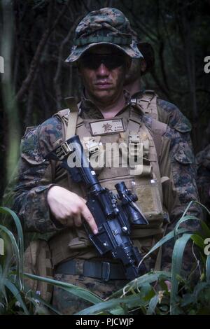 OAHU - US Marine Cpl. Lane Jensen, eine Waffenkammer Depotbank mit Waffen Firma, Bataillon Landung Team 3/1, 13 Marine Expeditionary Unit (MEU), führt Land Navigation während Georgia sustainment Übung, 21. Juli 2018. Dieses Training erlaubt die Marinesoldaten und Matrosen zu Fähigkeiten während eines umfassenden 6-Monats predeployment Ausbildung Zyklus entwickelt Sustain und umfasst die Planung und Ausführung von Ship-to-shore Operationen, Firma große Hubschrauber und Amphibische Angriffe, die Bekämpfung der Treffsicherheit und Konvois. Das Essex Amphibious Ready Gruppe/MEU Team ist eine starke, flexiblen, reaktionsschnellen und Stockfoto