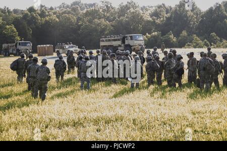 FORT KNOX, Ky. - 1 Theater Sustainment Command (TSC) Soldaten sammeln auf einen offenen Bereich zu Lernen der medizinischen Evakuierung (Medevac) Training, Juli 12. Die 1. TSC Soldaten gelernt, wie man zu errichten und einen einzelnen Kanal, Boden- und Radio-System verwenden, einen Unfall zu bewerten und taktische Sorgfalt ausgeführt, Anfrage MEDEVAC Unterstützung und Sicherheit von Flugzeugen sowie taktische Antenne Flugbetrieb. Stockfoto