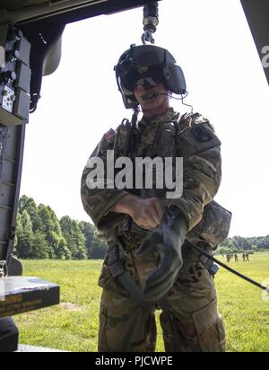 FORT KNOX, Ky. - Sgt. Brian Diggs, Crew Chief, im Aviation Brigade, bereitet er sich für den Flug bei einer gemeinsamen medizinischen Ausbildung Übung mit der 1 Theater Sustainment Command (TSC), am 12. Juli. Die 1. TSC Soldaten gelernt, wie man zu errichten und einen einzelnen Kanal, Boden- und Radio-System verwenden, einen Unfall zu bewerten und taktische Sorgfalt ausgeführt, Anfrage MEDEVAC Unterstützung und Sicherheit von Flugzeugen sowie taktische Antenne Flugbetrieb. Stockfoto