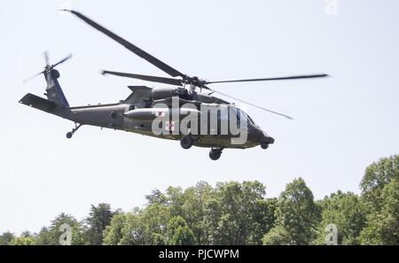 FORT KNOX, Ky. - Ein im Aviation Brigade (Usa) HH-60 M Krankenhaus Blackhawk fliegt über die Ausbildung in einem medizinischen Evakuierung (Medevac) Ausbildung, mit der 1 Theater Sustainment Command (TSC) Juli 12. Die 1. TSC Soldaten gelernt, wie man zu errichten und einen einzelnen Kanal, Boden- und Radio-System verwenden, einen Unfall zu bewerten und taktische Sorgfalt ausgeführt, Anfrage MEDEVAC Unterstützung und Sicherheit von Flugzeugen sowie taktische Antenne Flugbetrieb. Stockfoto