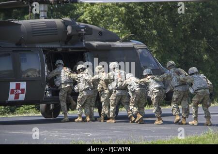 FORT KNOX, Ky. - Soldaten aus dem 1 Theater Sustainment Command Board (TSC) auf ein HH-60 M Krankenhaus Blackhawk während einer medizinischen Evakuierung (Medevac) Training, Juli 12. Die 1. TSC Soldaten gelernt, wie man zu errichten und einen einzelnen Kanal, Boden- und Radio-System verwenden, einen Unfall zu bewerten und taktische Sorgfalt ausgeführt, Anfrage MEDEVAC Unterstützung und Sicherheit von Flugzeugen sowie taktische Antenne Flugbetrieb. Stockfoto